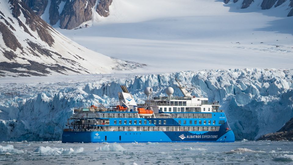 Expeditionsschiff vor Eisberg